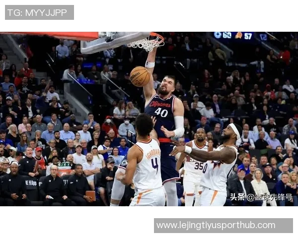 快船全力以赴迎接NBA杯新铺球场地板颜值惊艳引期待